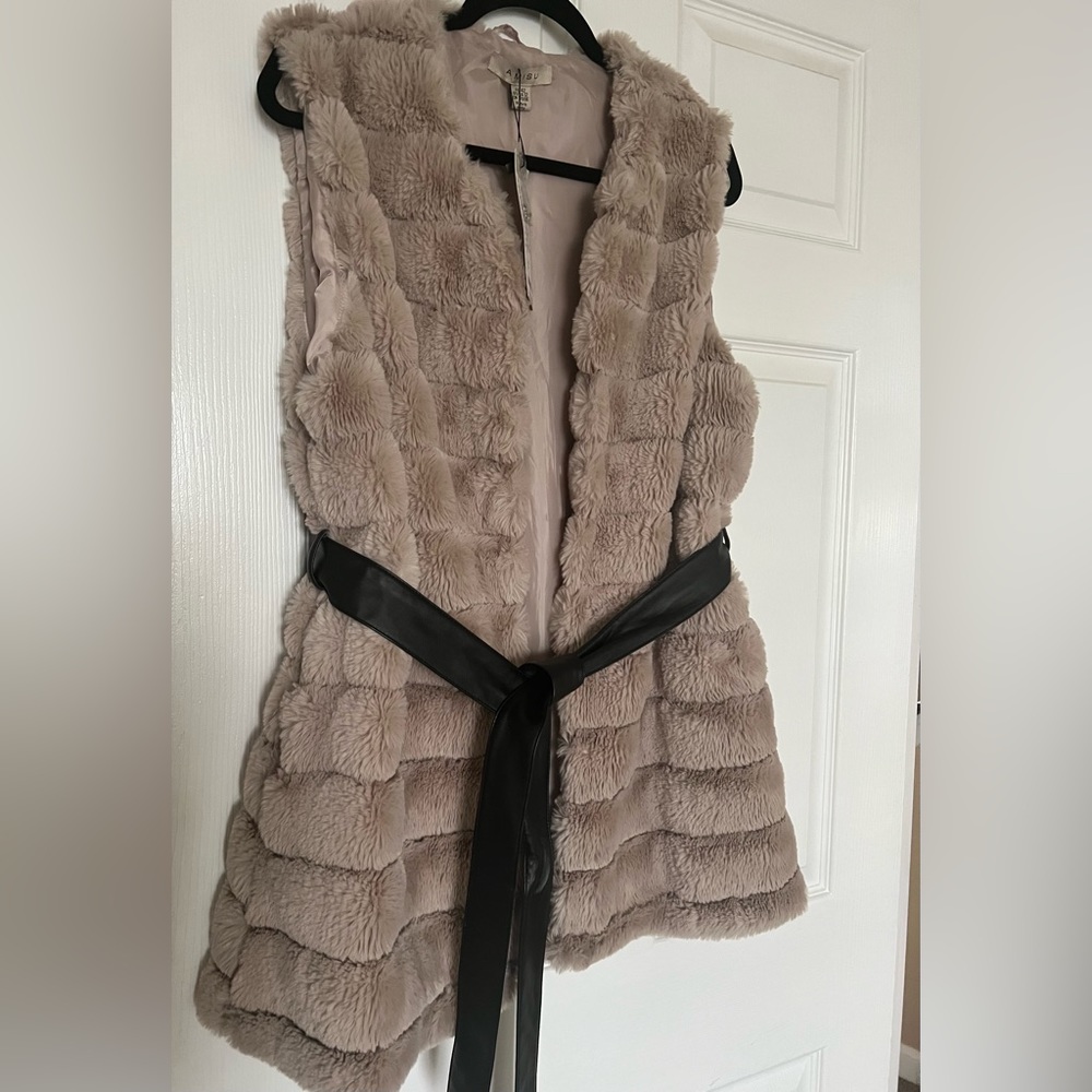 Amisu Women’s Fur vest with black leather belt